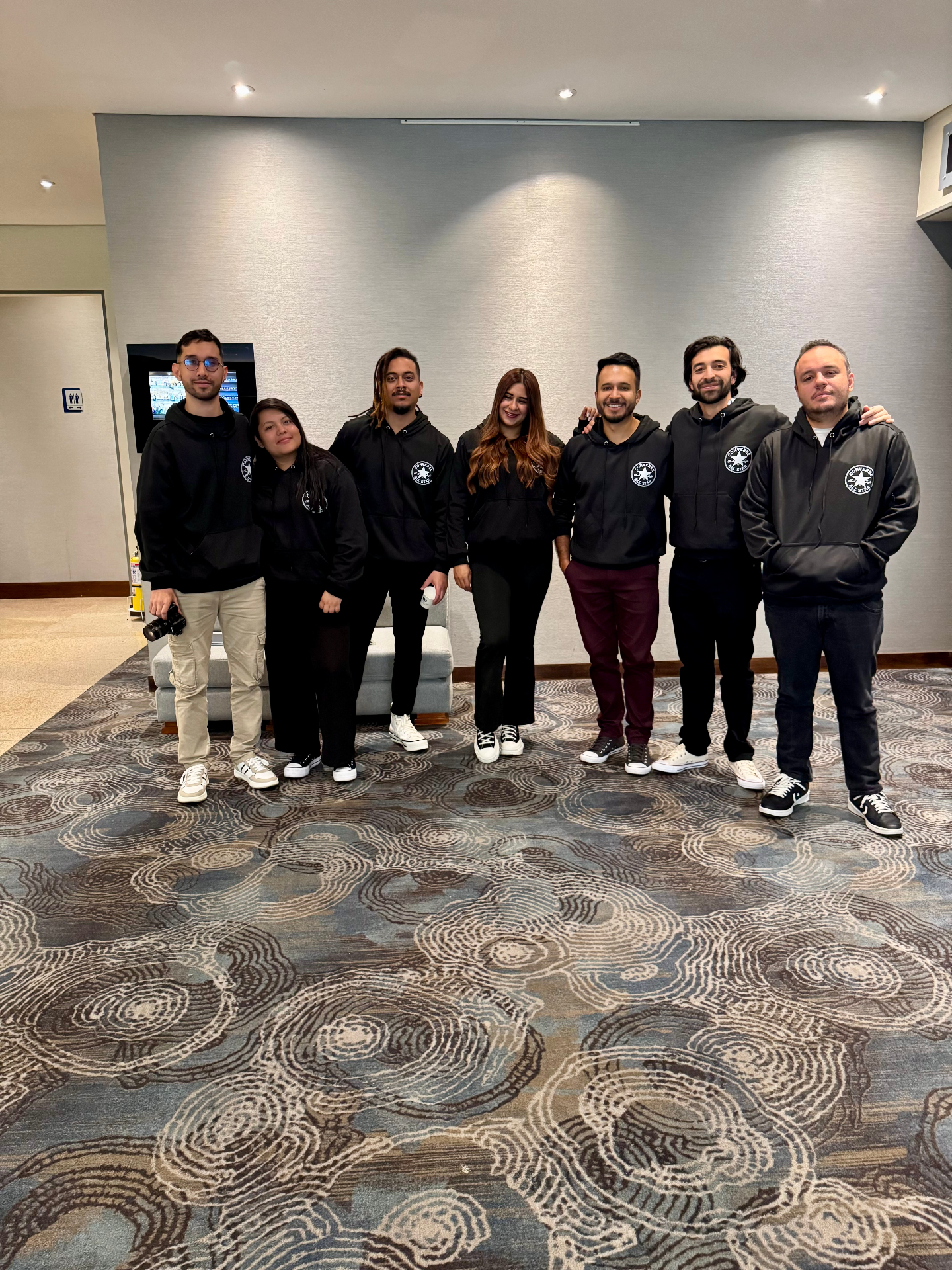 Equipo COMMIC reunido tras entregar una campaña.